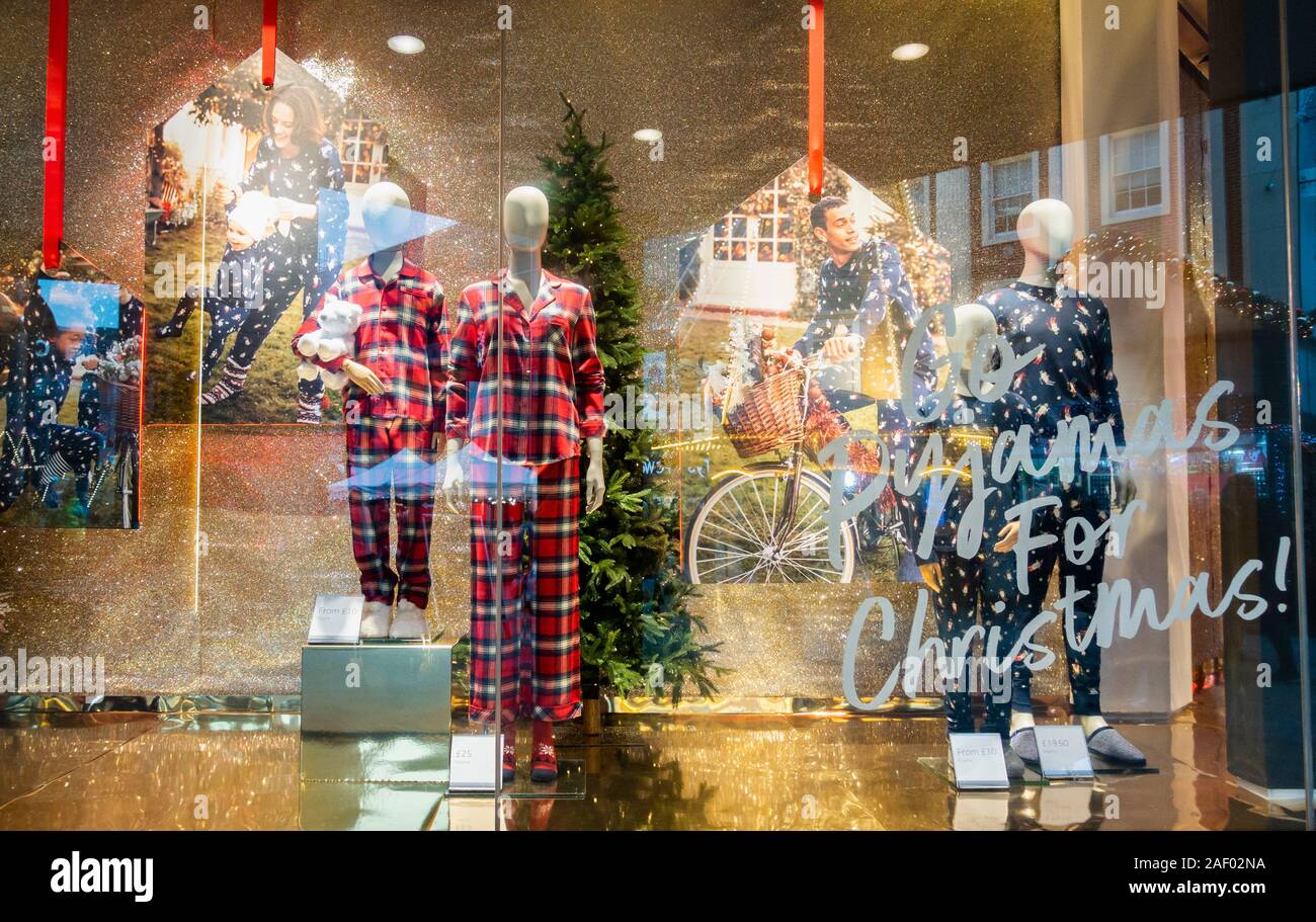 'Vai ponticelli per natale' M&S, Marks & Spencer store window display a Natale. Regno Unito Foto Stock