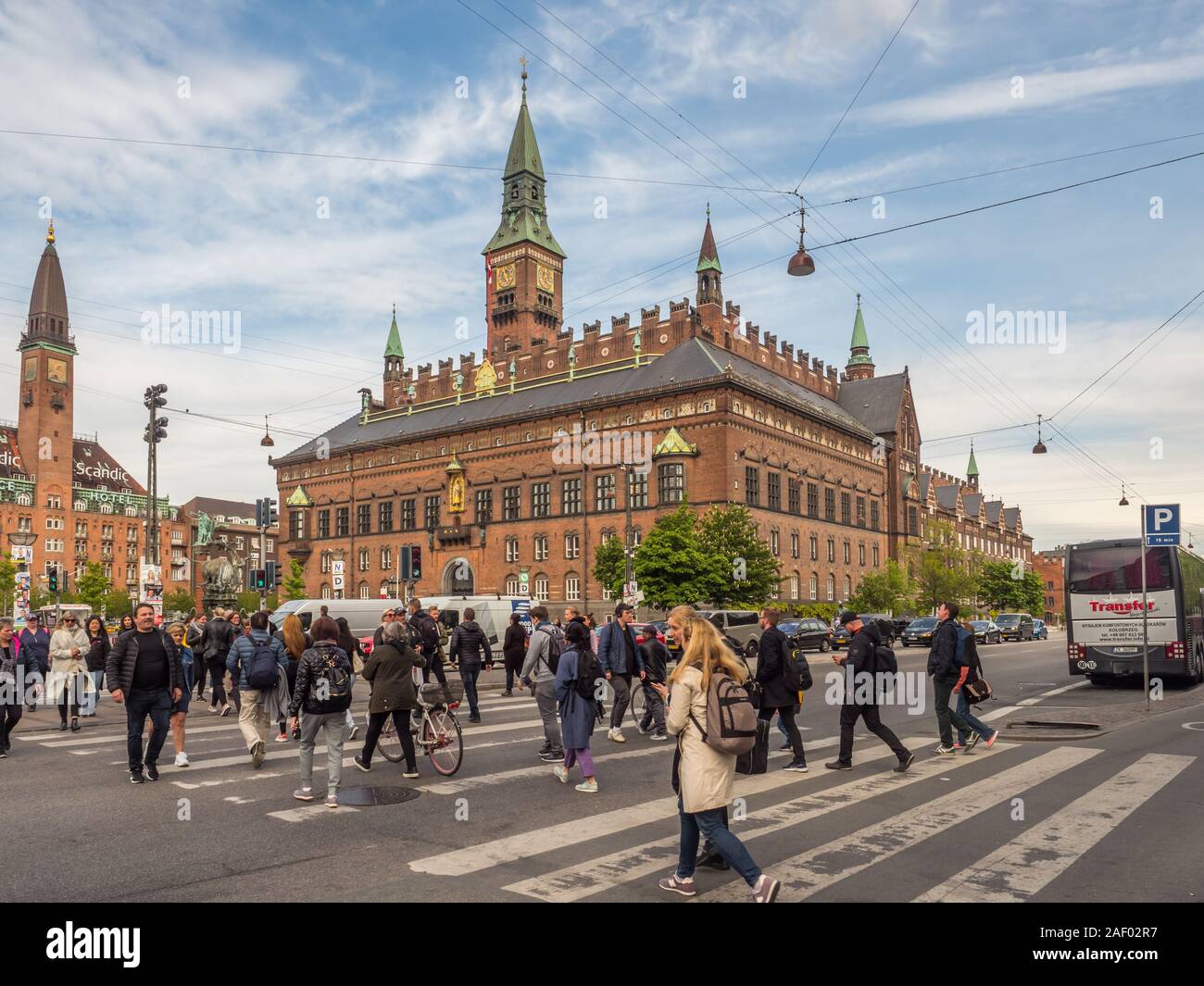 Copenhagen, Danimarca - 28 Maggio 2019: folla di persone sulla strada lane accanto al Municipio di Copenhagen, Danimarca, in Europa Foto Stock