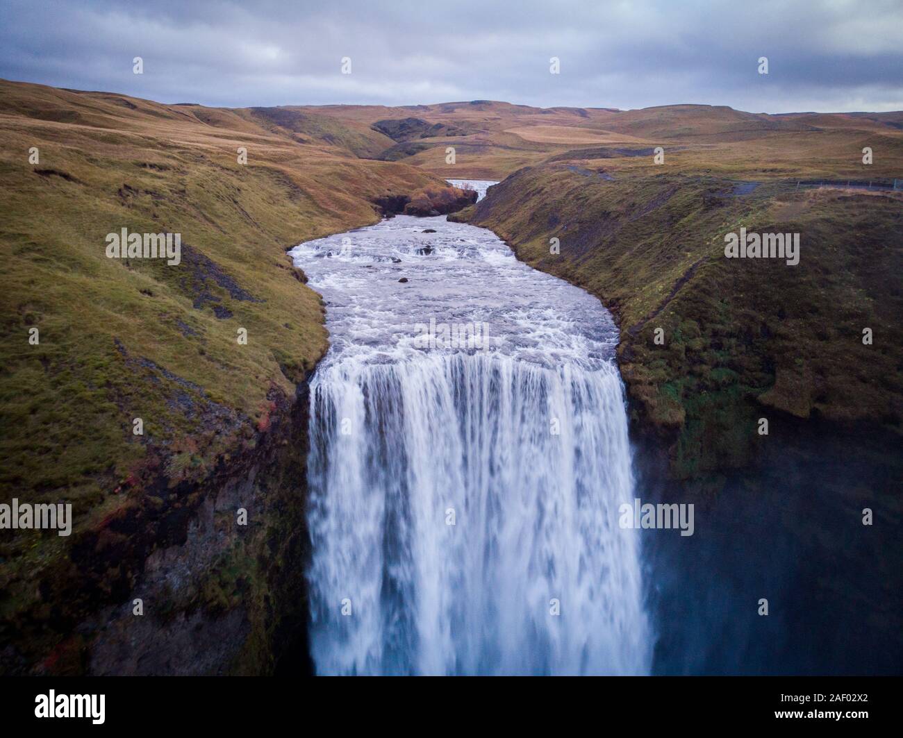 Islanda cascata Skogafoss in natura Islandese paesaggio. Famose attrazioni turistiche e punti di riferimento destinazione nella natura Islandese il paesaggio del Sud Foto Stock