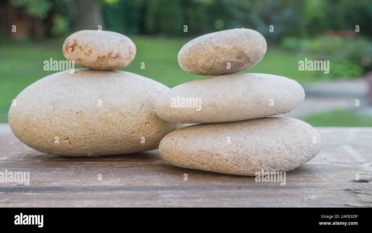 Pietre rotonde sono in equilibrio sulla parte superiore di ciascun altro Foto Stock