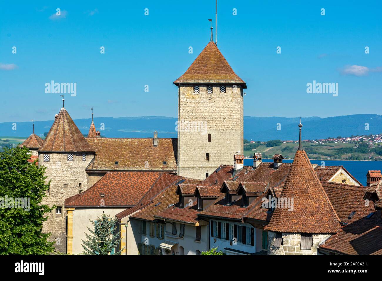 Svizzera Canton Friburgo, Morat in tedesco, Morat in francese, vista dalla città cinta bastionata, torre di castello Foto Stock