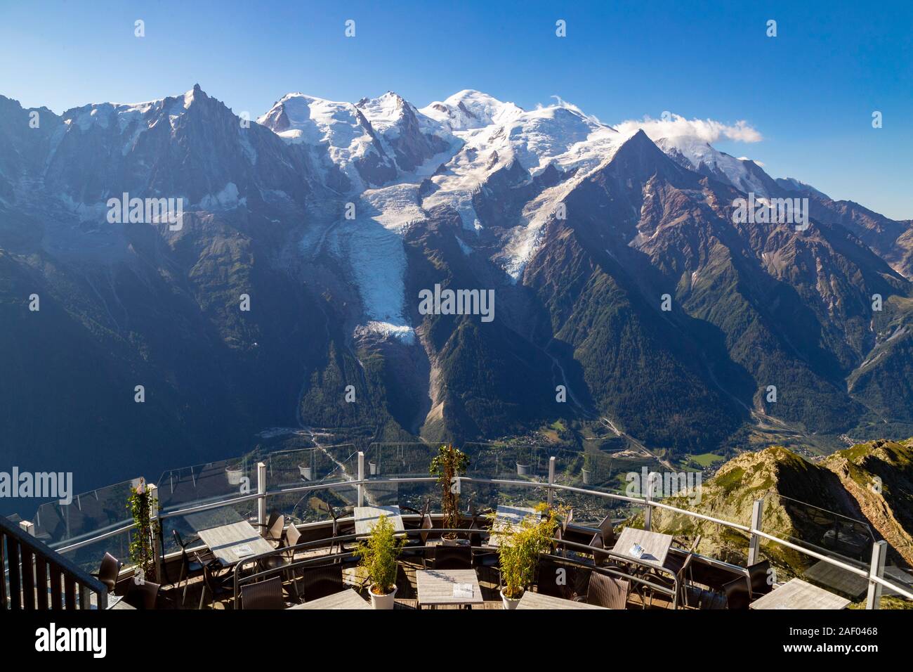 Francia, Haute Savoie, Chamonix Mont Blanc, Massif des Aiguilles Rouges, panorama da Le Panoramic du Brevent Ristorante magnifiche vedute di Mont Bla Foto Stock