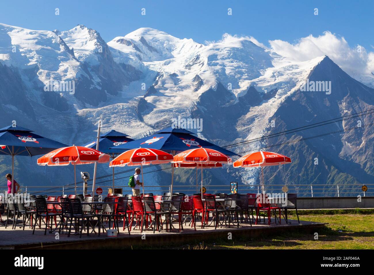 Francia, Haute Savoie, Chamonix Mont Blanc, Massif des Aiguilles Rouges,  panorama da Le Panoramic du Brevent Ristorante magnifiche vedute di Mont  Bla Foto stock - Alamy
