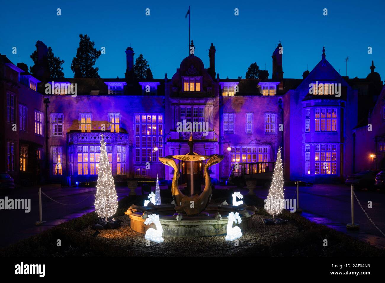 Tylney Hall Hotel con luci e decorazioni natalizie, Hampshire, Regno Unito Foto Stock