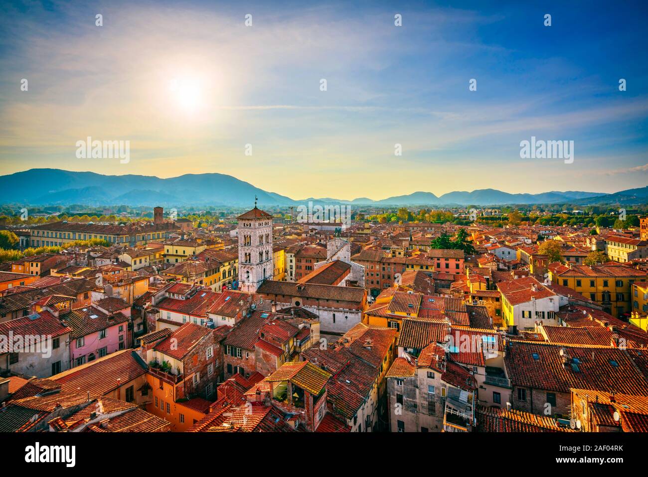 Lucca panoramica vista aerea della città e San Michele in Foro Cattedrale al tramonto. Toscana, Italia, Europa. Foto Stock