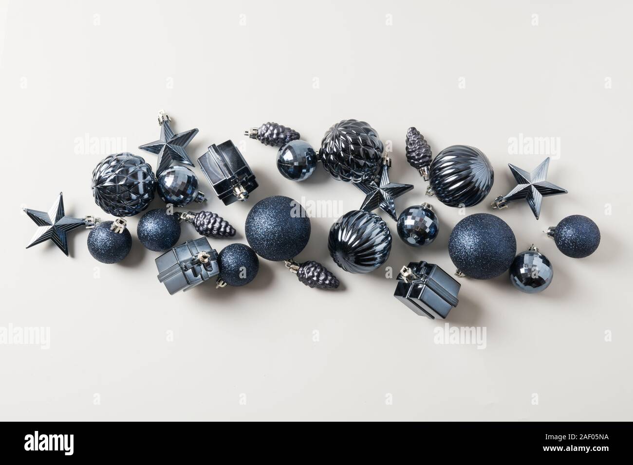 Natale classico palle blu su neutro grigio pastello. Vista dall'alto. Xmas banner. Messaggio di saluto festivo card. Colore alla moda del 2020 Anno. Foto Stock