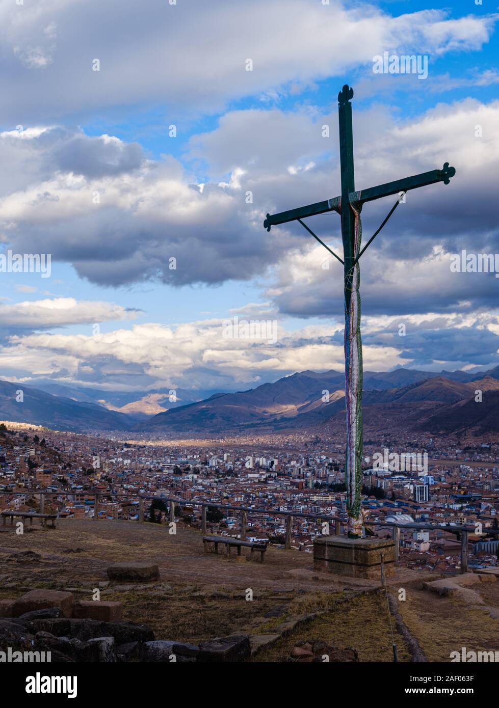 CUSCO, Perù - CIRCA NEL SETTEMBRE 2019: Vista di Cusco da Saqsaywaman. Foto Stock