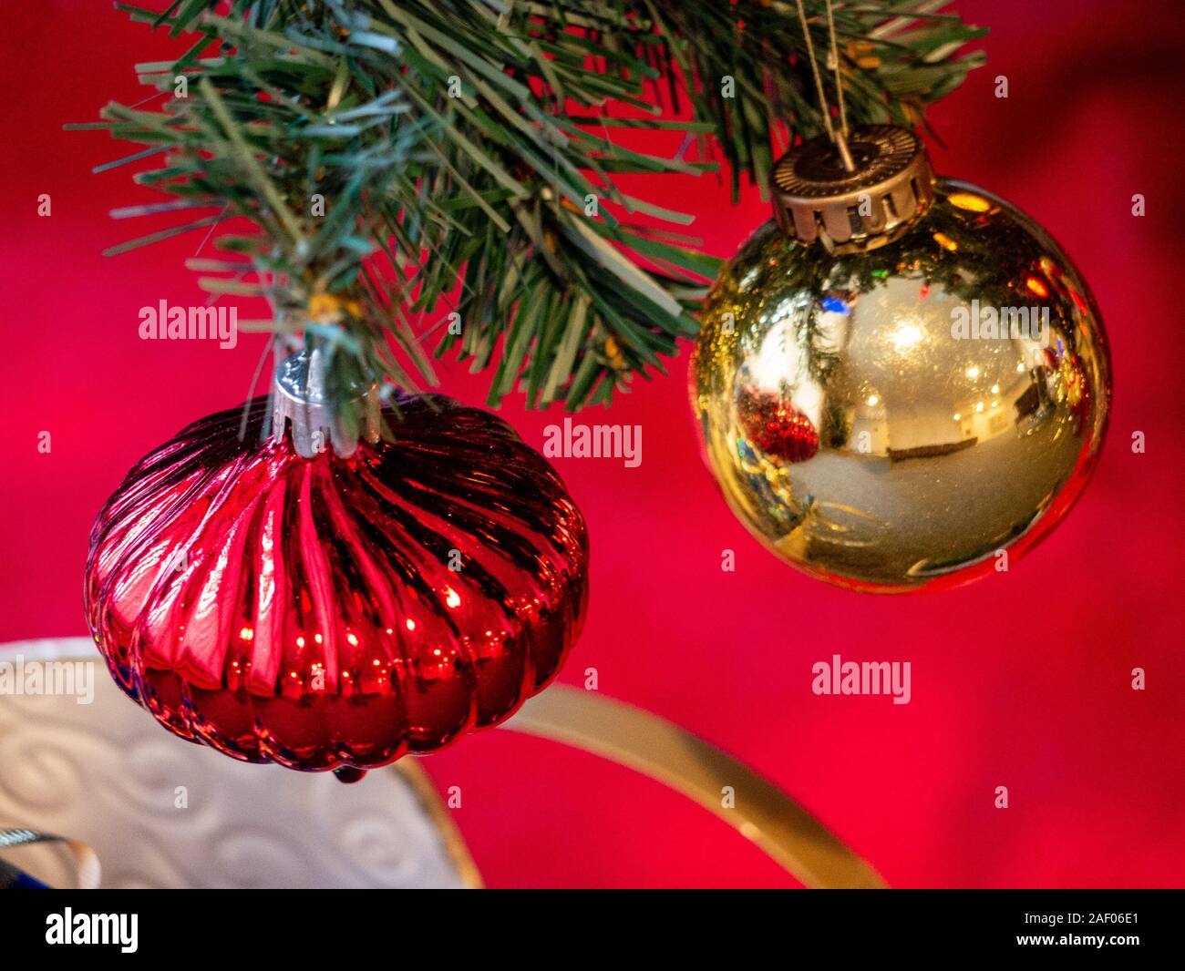 Cipolla rossa e dorata ninnolo su albero di Natale brenches Foto Stock