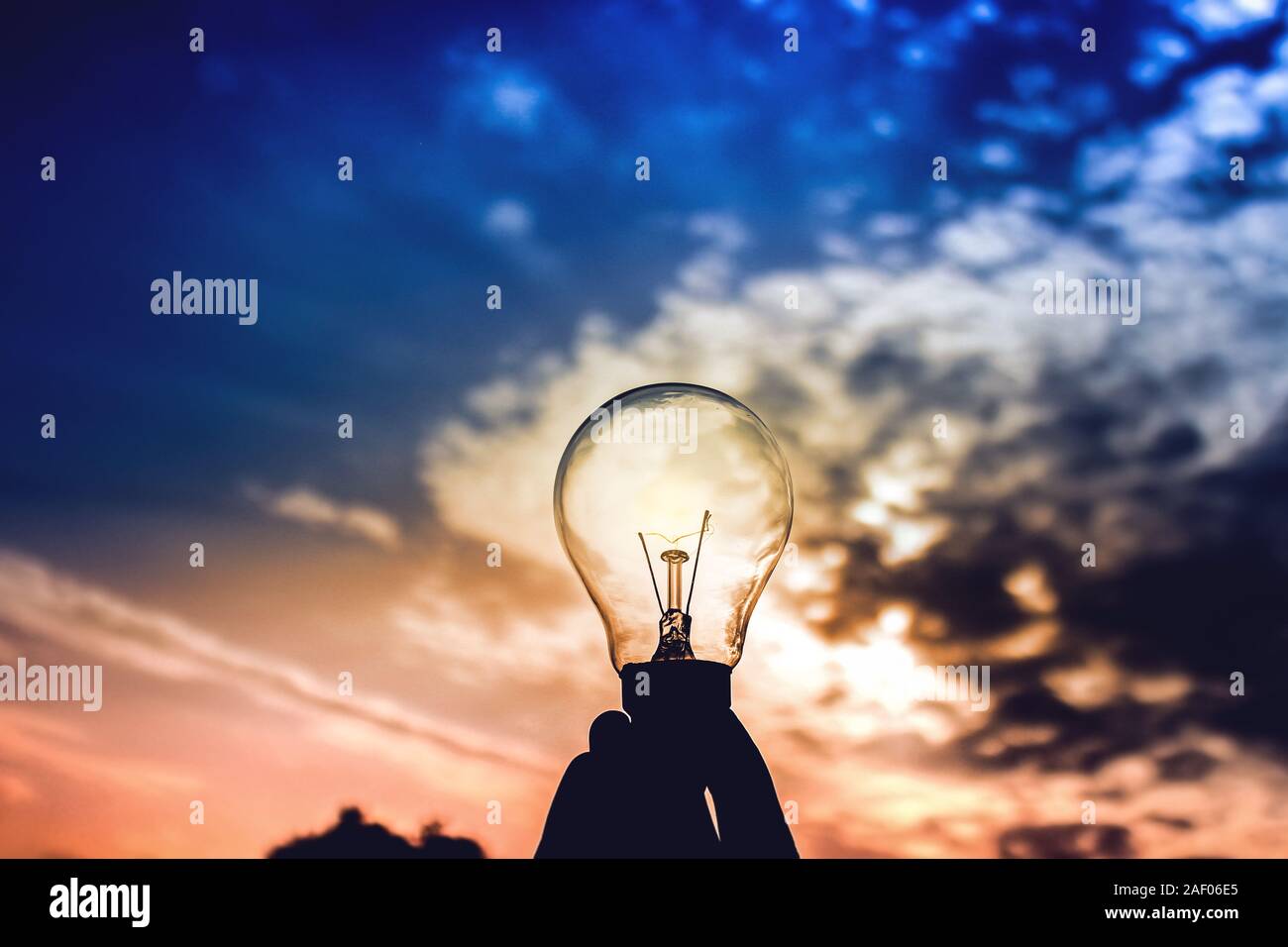 La lampadina sulla drammatica azzurro e rosa sky Foto Stock