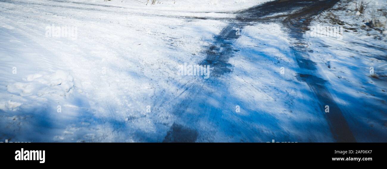 Inverno paese rurale road. Condizioni meteo difficili con ghiaccio e nevischio. Sfocata foto sfocata. Foto Stock