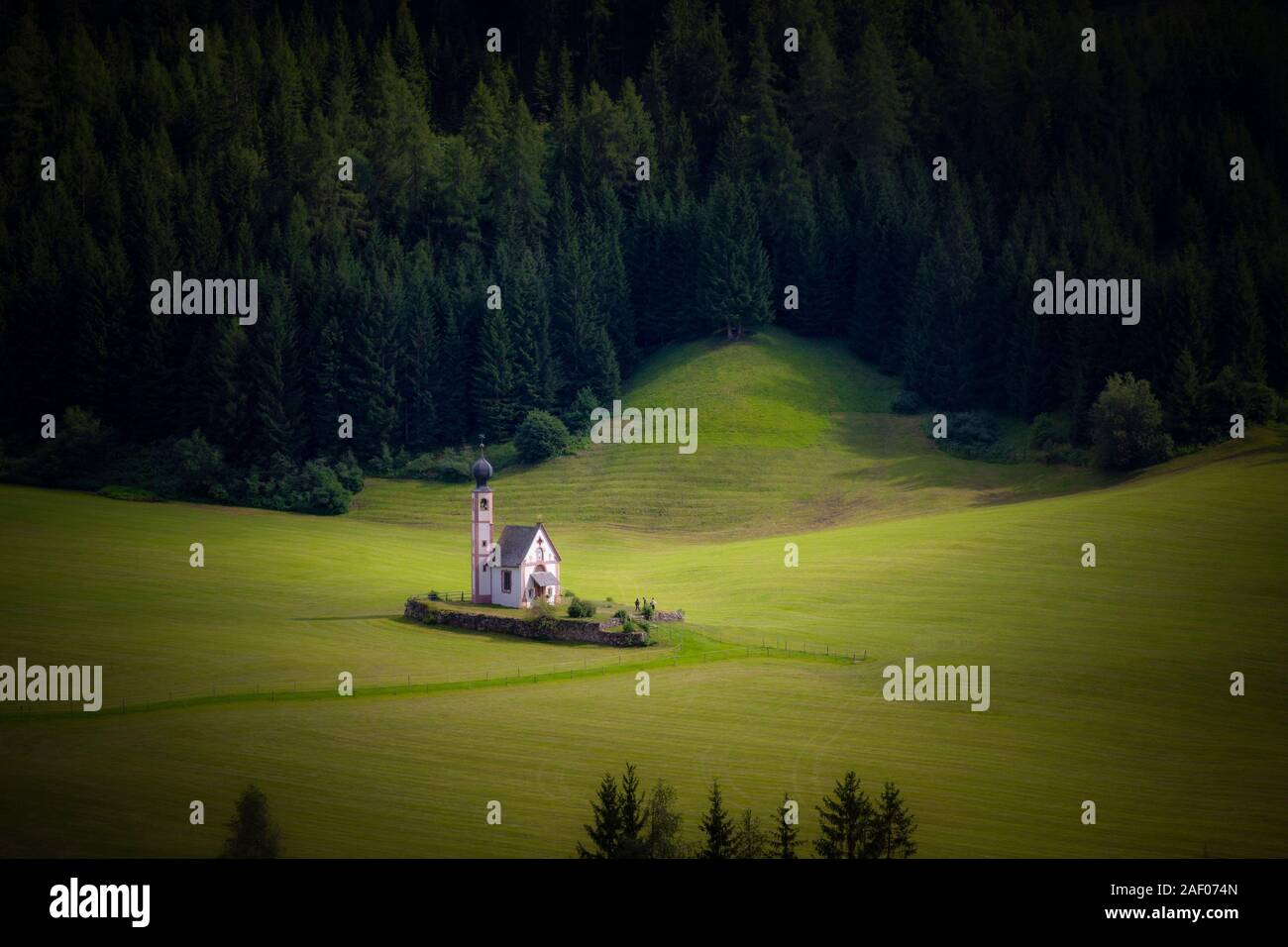 La zona montuosa delle Dolomiti mantiene luoghi spettacolari come la chiesa di St Johann (noto anche come San Giovanni) in Val di Funes. Si tratta di un piccolo Foto Stock