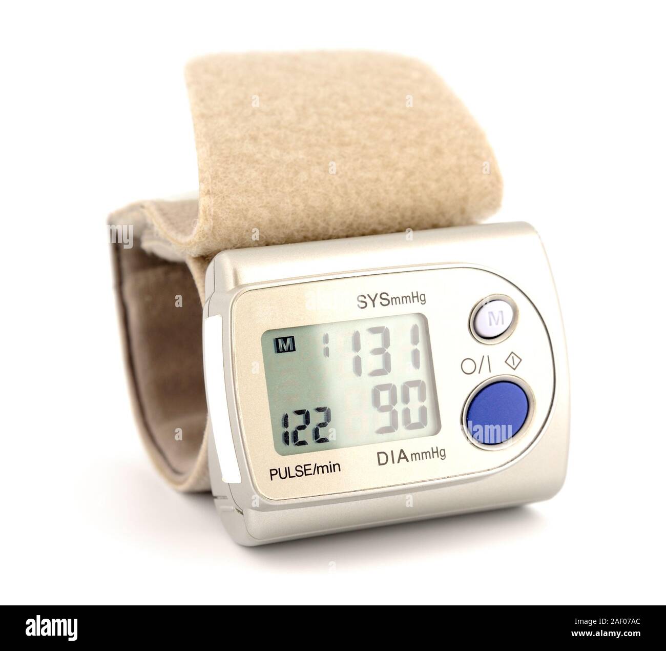 Digitale moderna misurazione pressione sanguigna equipaggiamento su sfondo bianco Foto Stock