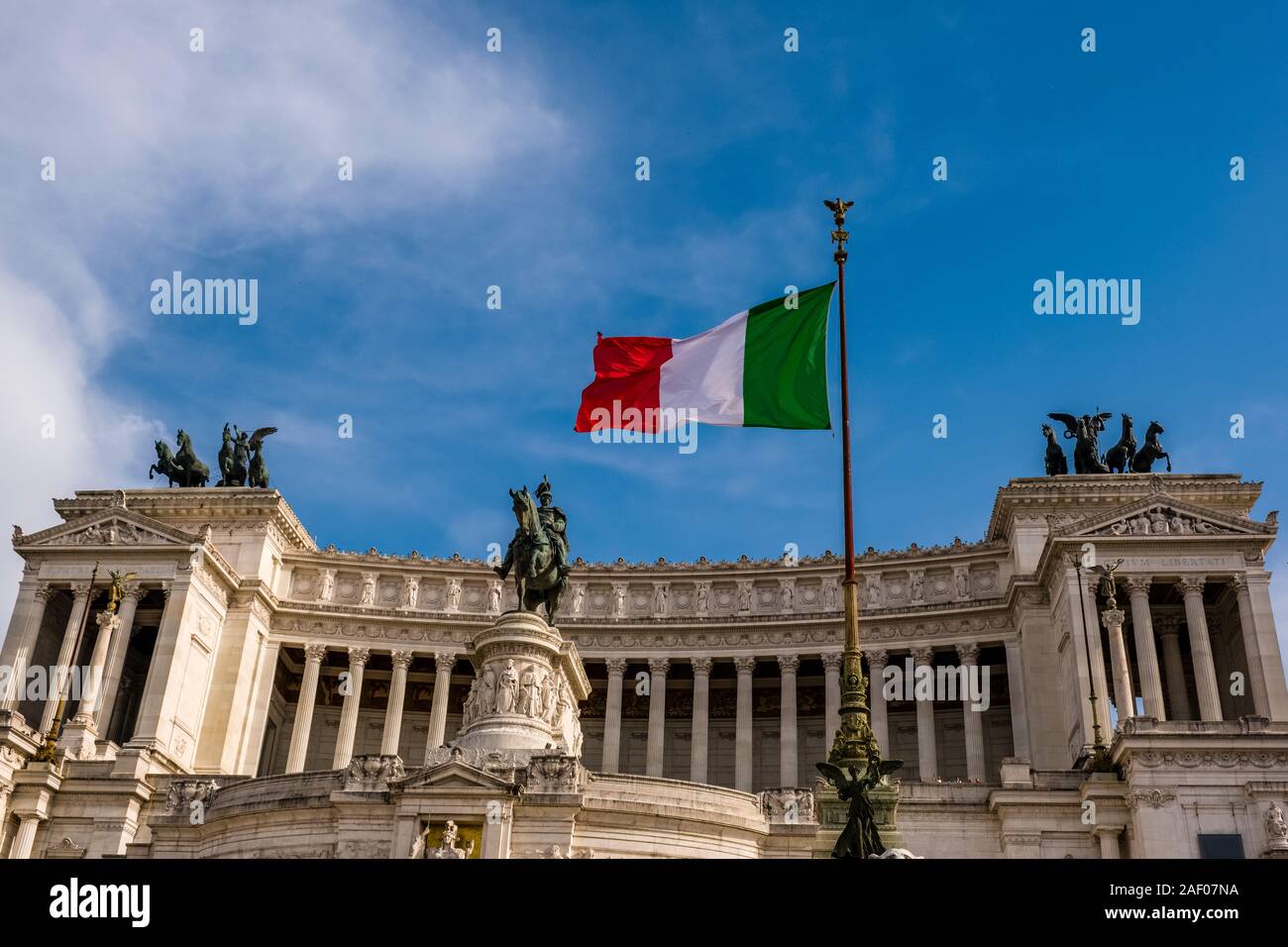 La nazionale italiana di flag è volare nella parte anteriore del Vittorio Emanuele II monumento nazionale, Monumento Nazionale a Vittorio Emanuele II Foto Stock