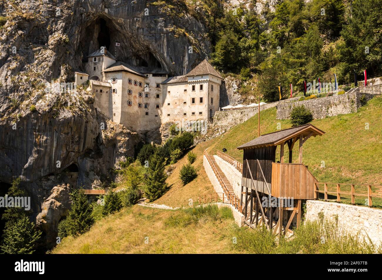 Predjama, Slovenia. Il Predjamski grad o castello Predjama, una fortezza rinascimentale vicino a Postojna nella bocca di una grotta Foto Stock