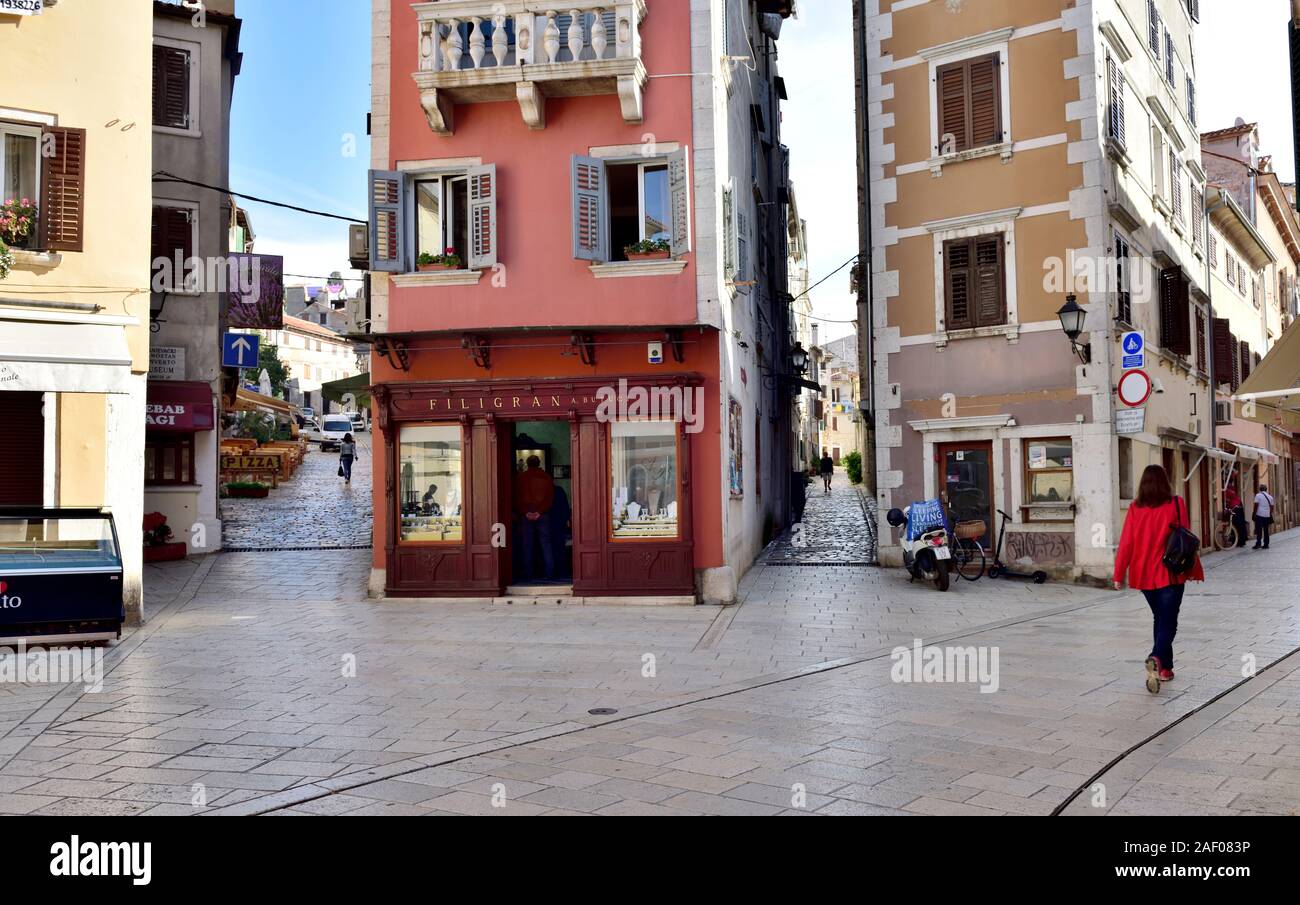 Piccola piazza della città vecchia di Rovigno, all'incrocio di strade strette, Croazia Foto Stock
