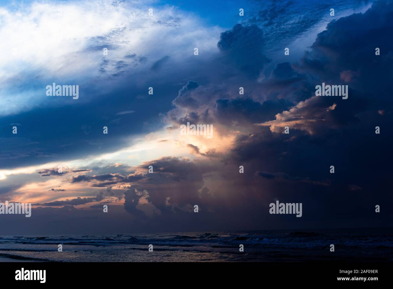 Enormi nuvole sopra l'oceano durante la mattina presto in follia Beach, Carolina del Sud Foto Stock