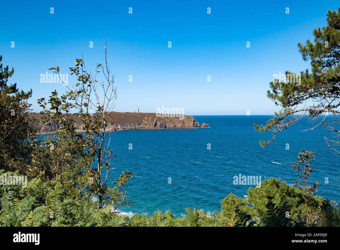 Corsa sulla GR34 in Bretagna con fino a largo di Capo Frehel e il suo faro Foto Stock