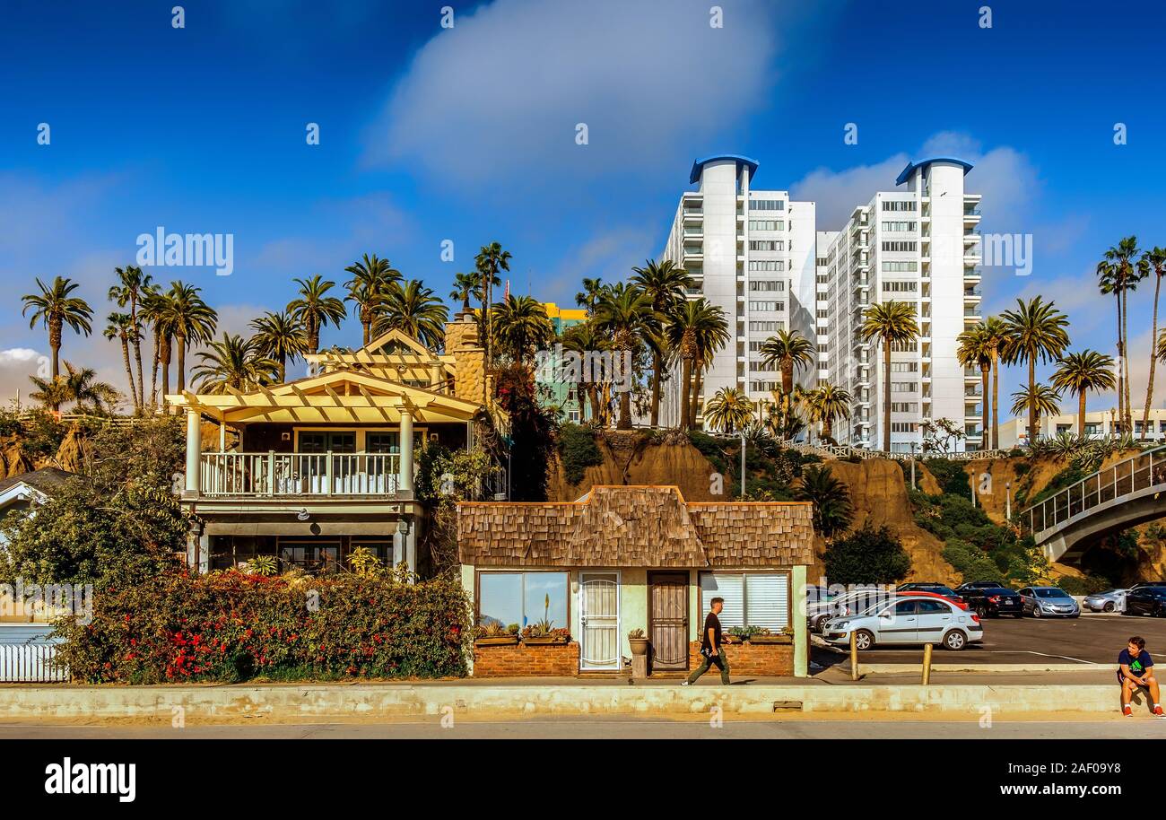 Los Angeles County, USA, marzo 2019, vista di una scena urbana sulla Ocean Front Walk e il Pacific Plaza a Santa Monica Foto Stock