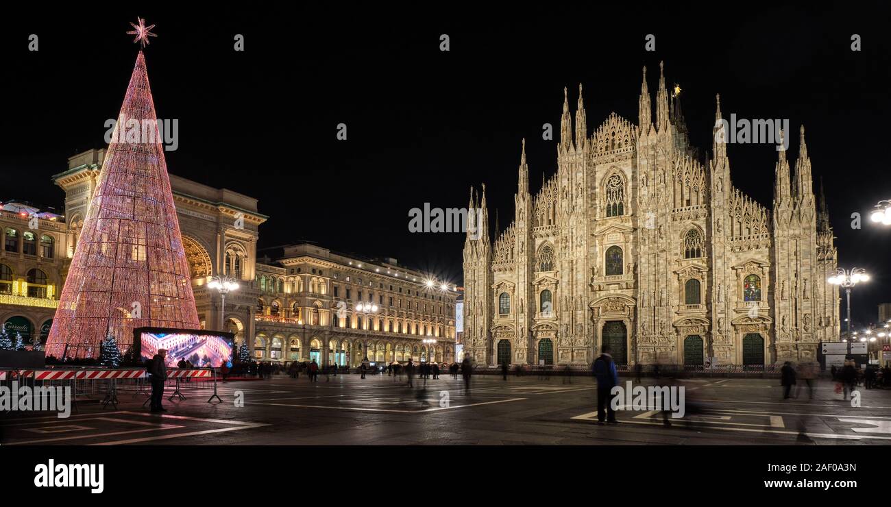 Milano, Italia - 10 dicembre 2019: Digital albero di Natale davanti al duomo di Milano, in piazza Duomo in dicembre, Vista notte. Foto Stock