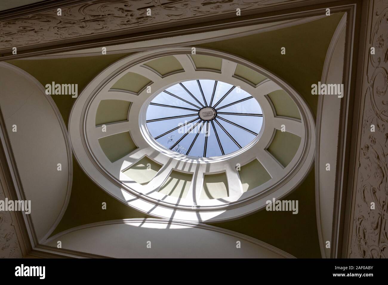 Finestra lucernario in un B&B in una casa Georgiana in Moray Place , Edimburgo, Scozia, Regno Unito Foto Stock