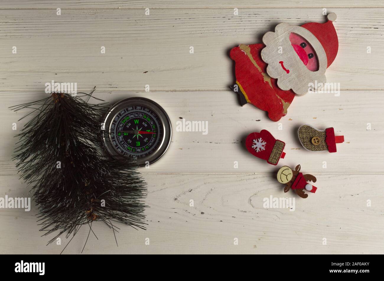 Punti cardinali dove il polo nord è: bussola e figurine di natale sono su sfondo bianco Foto Stock