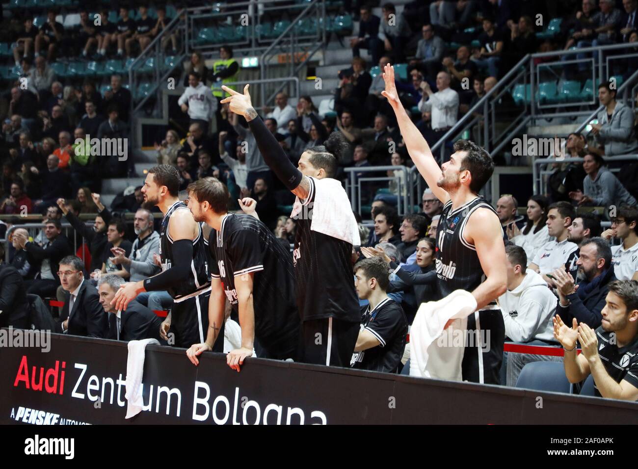 Bologna, Italia. Undicesimo Dec, 2019. Il banco di virtus bolognaduring Segafredo Segafredo Virtus Bologna vs Promitheas Patrasso, Basket campionato EuroCup a Bologna, Italia, 11 Dicembre 2019 - LPS/Michele Nucci Credito: Michele Nucci/LP/ZUMA filo/Alamy Live News Foto Stock