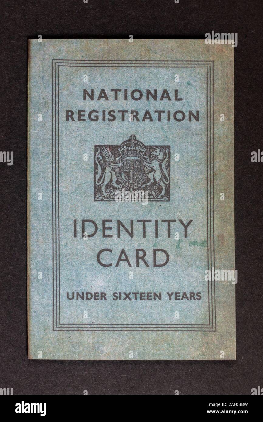 National Registration Identity Card (per meno di 16 anni), un pezzo della seconda guerra mondiale di memorabilia replica relativa alla vita nel Regno Unito. Foto Stock