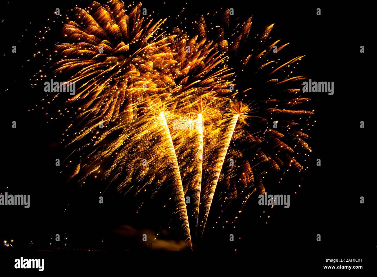 Luminosa esplosione di coloratissimi fuochi d'artificio su sfondo nero Foto Stock