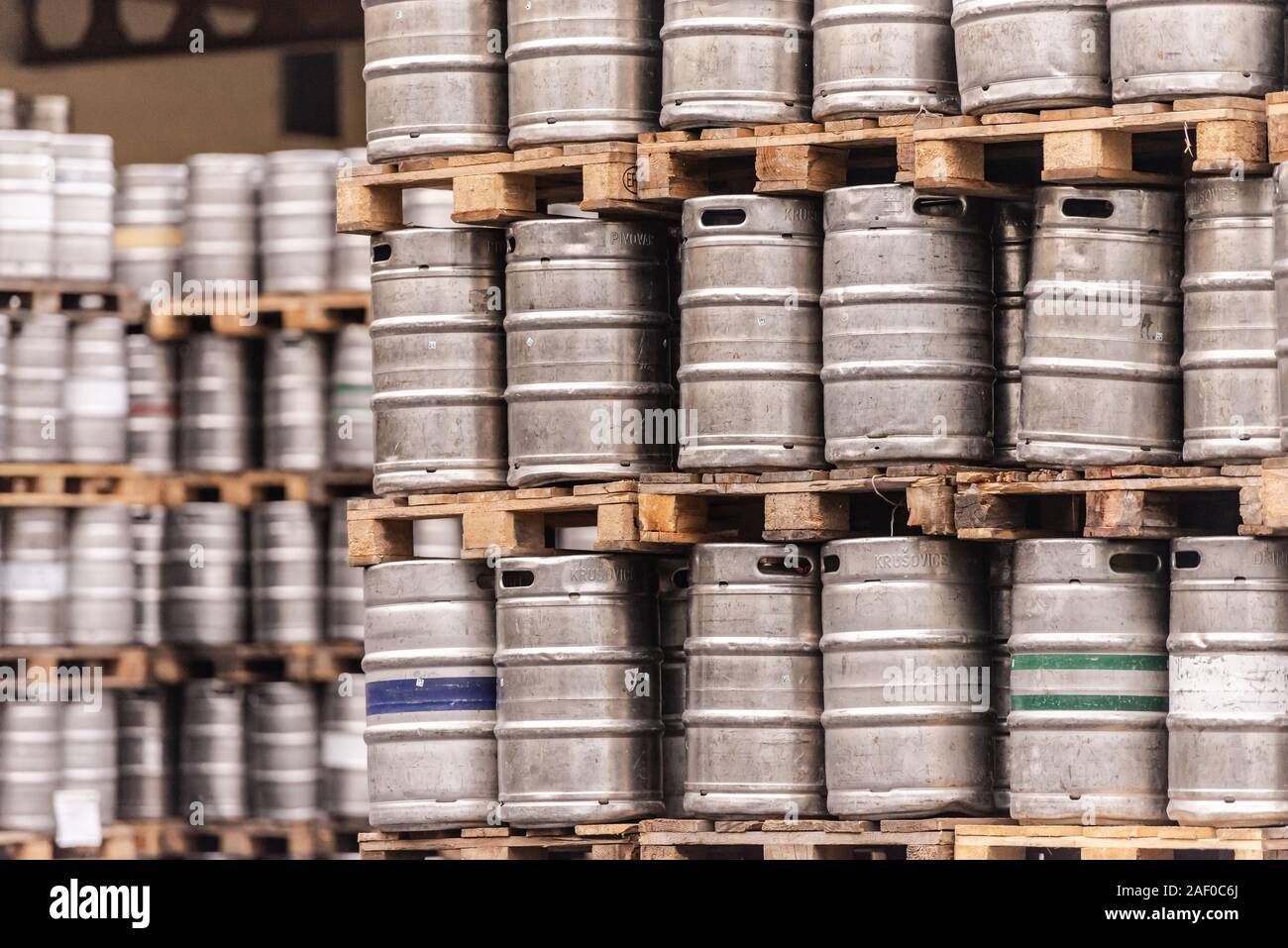 Barili di birra. La fabbrica di birra. Deposito di birra. Rack di barili di birra su pallet. Foto Stock