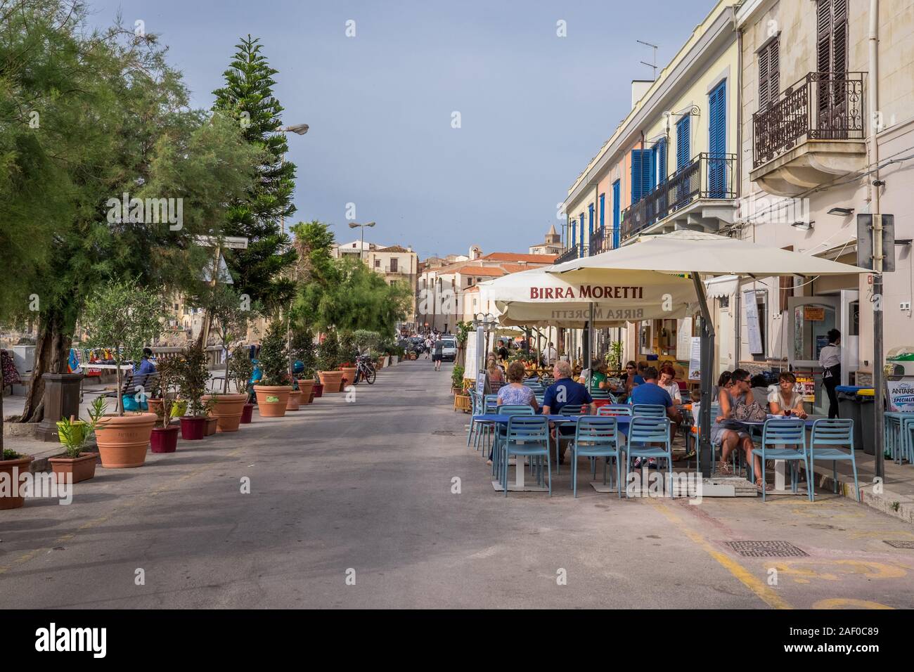 Ristoranti sulla spiaggia di Cefalù, Sicilia. Cefalù storico è un importante destinazione turistica in Sicilia. Foto Stock