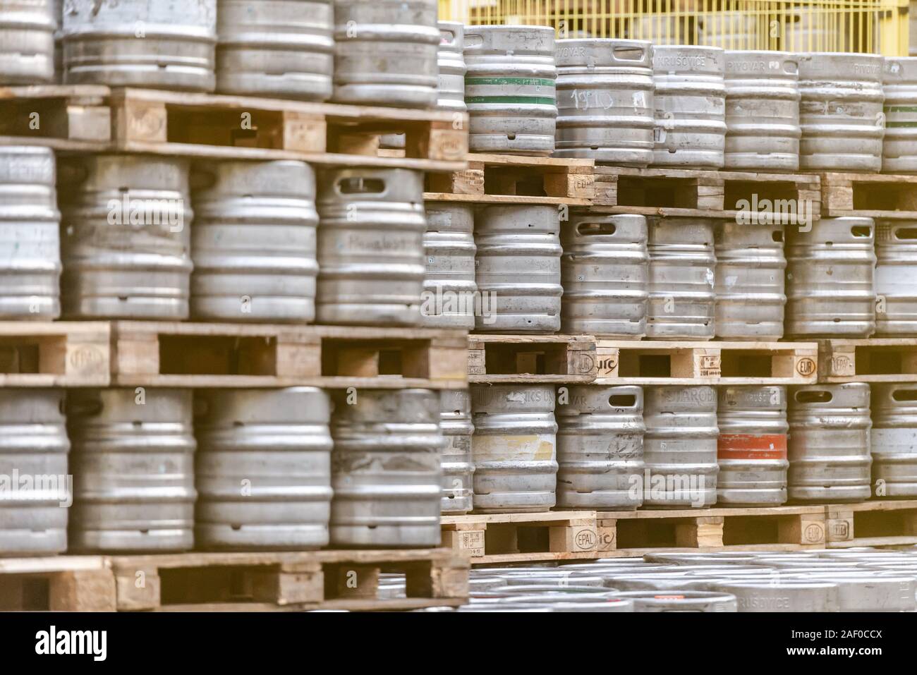 Barili di birra. La fabbrica di birra. Deposito di birra. Rack di barili di birra su pallet. Foto Stock