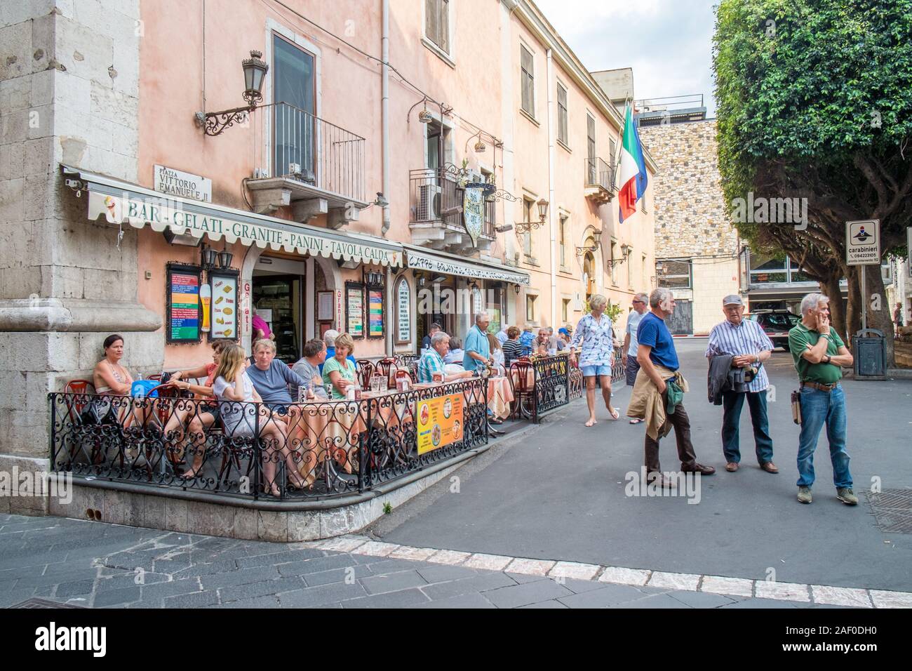 Scena urbana da Taormina, Sicilia. Storico di Taormina è una delle principali mete turistiche in Sicilia. Foto Stock