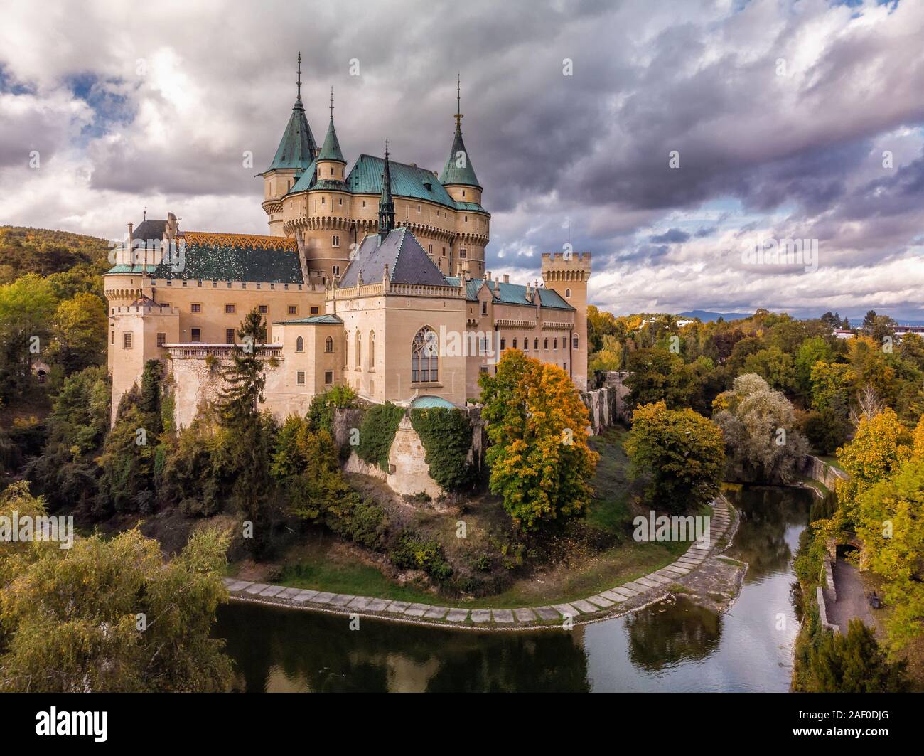 Vista aerea di Bojnice castello medievale, patrimonio Unesco in Slovacchia. Romantico castello circondato con colori autunnali con il gotico e il rinascimento elemento Foto Stock
