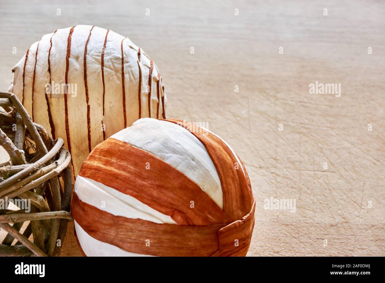 Le palle di Natale o di natale decorazione fatta di naturale eco friendly materiali nella parte anteriore di uno sfondo di legno per uso come un modello di natale Foto Stock