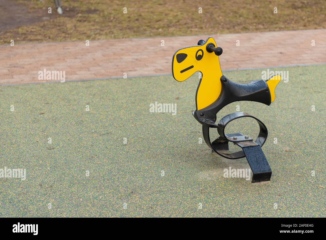 Parco giochi per bambini. Le attrezzature gioco per bambini. Swing in forma di cani. Foto Stock