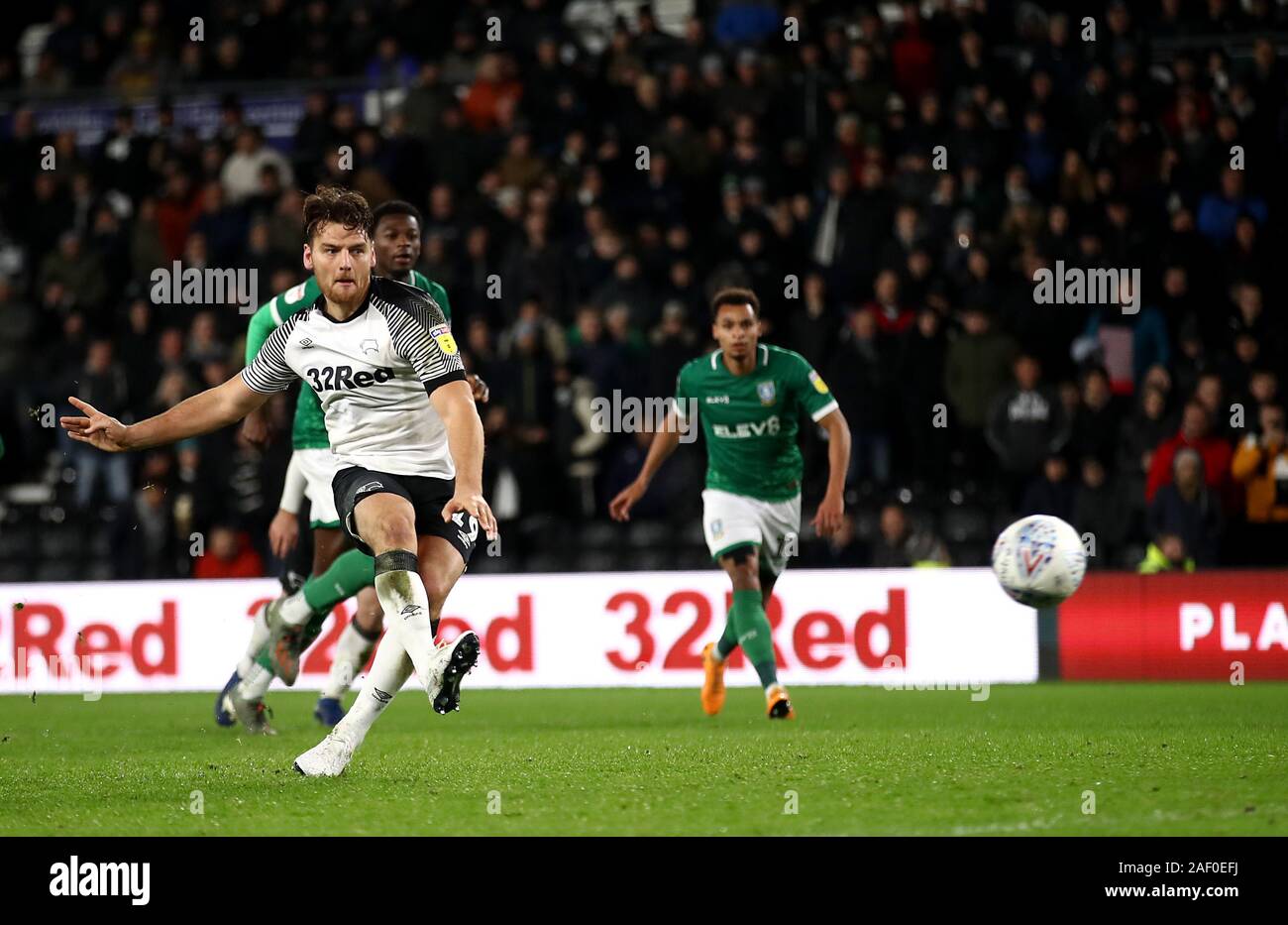 Derby County's Chris Martin punteggi il suo lato del primo obiettivo del gioco dalla pena spot durante il cielo di scommessa match del campionato al Pride Park, Derby. Foto Stock