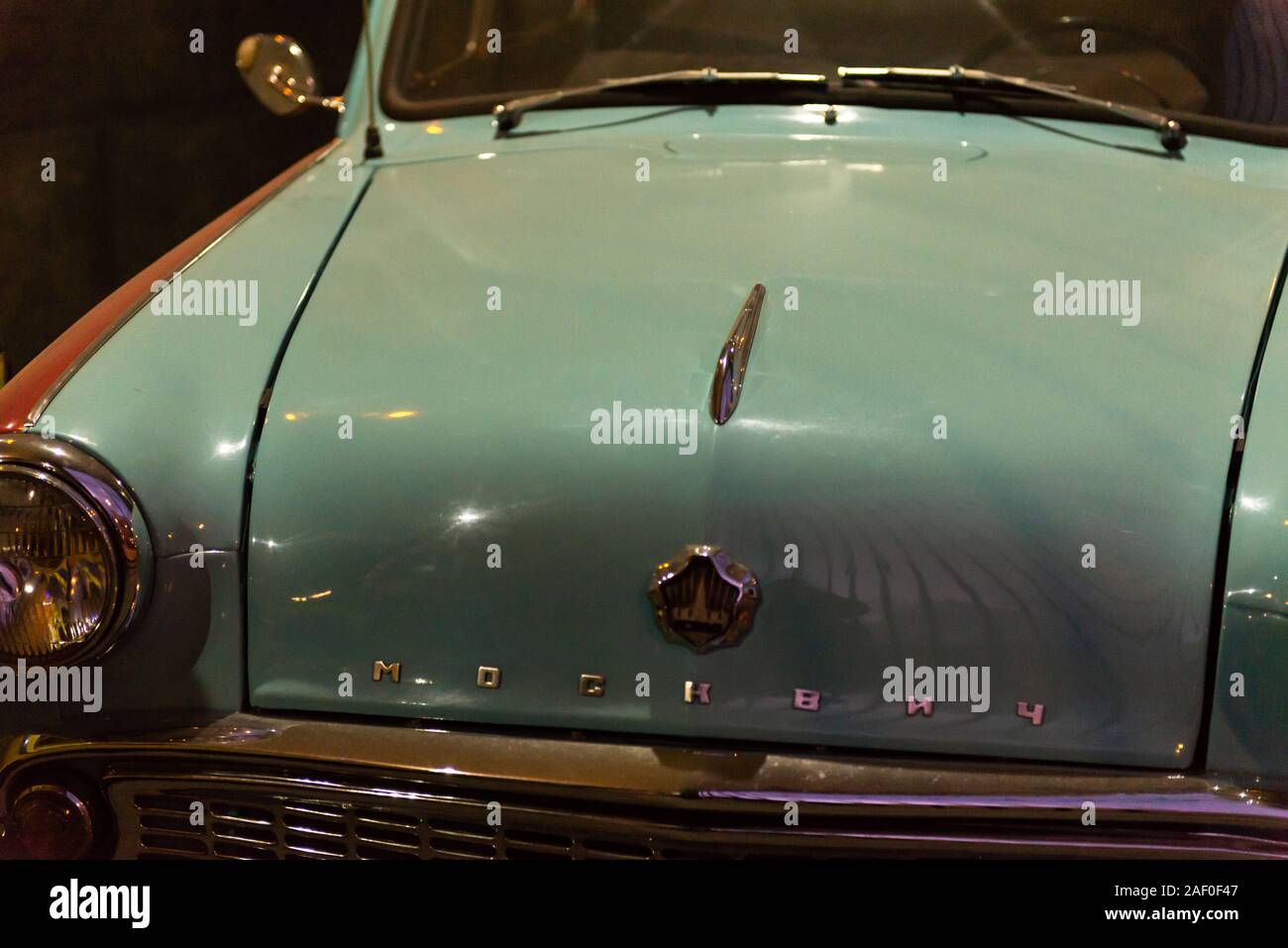 Vetture retrò. Una vecchia auto della polizia dell'Unione Sovietica. Cappa in vecchi colori. Foto Stock