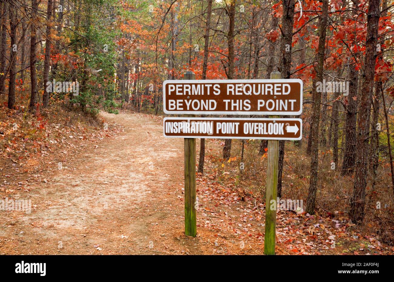 Segnavia comunica che i permessi sono richiesti in questa sezione del North Georgia Appalachian montagne a Tallulah Gorge State Park. Foto Stock