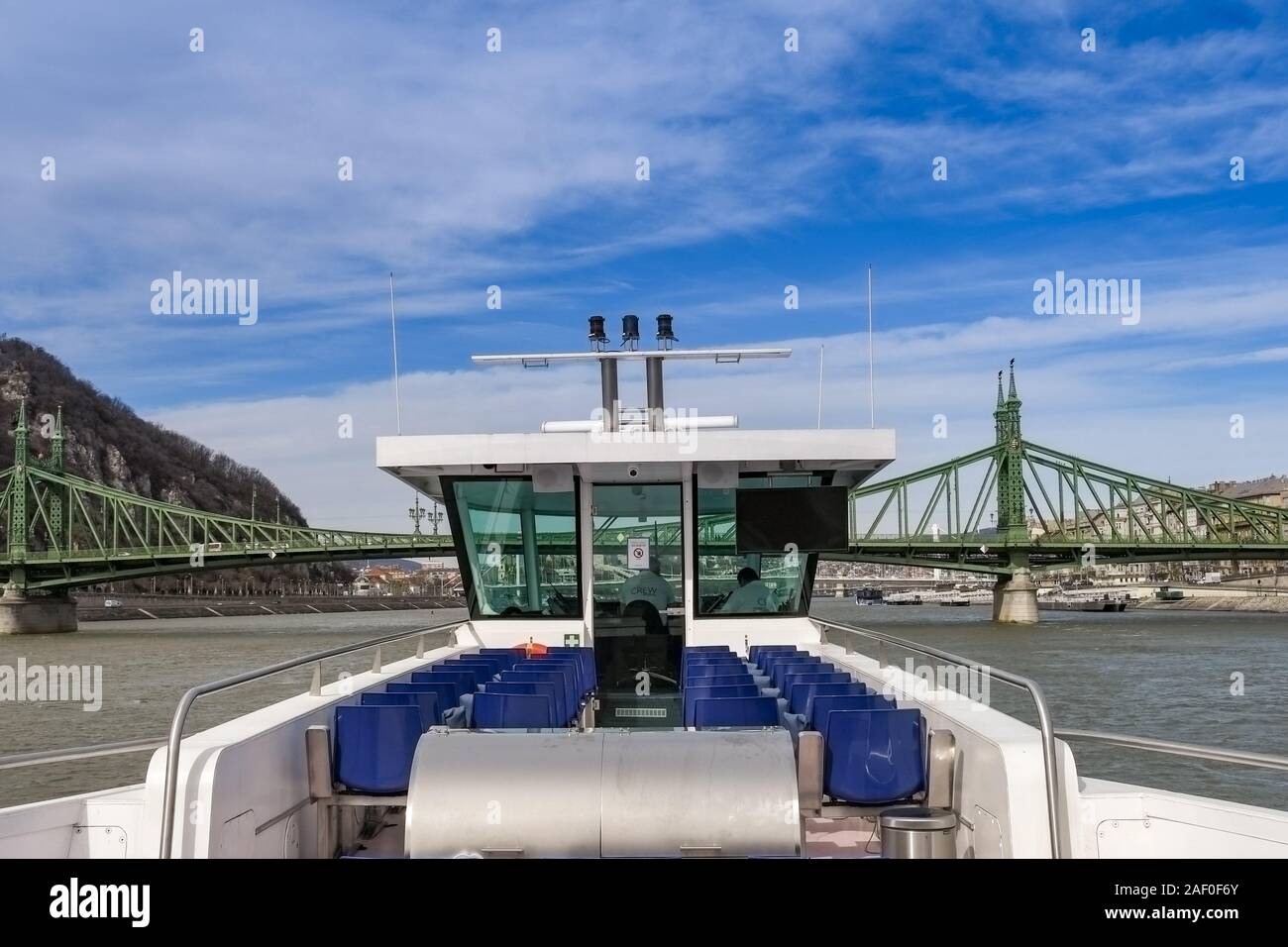 BUDAPEST, UNGHERIA - Marzo 2019: il ponte e il ponte di comando di una gita turistica di barca sul fiume Danubio a Budapest. Foto Stock