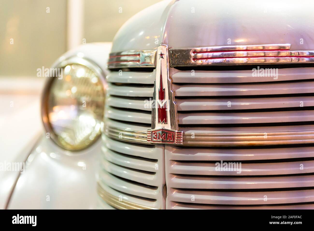 Vetture retrò. Una vecchia auto della polizia dell'Unione Sovietica. Cappa in vecchi colori. Foto Stock