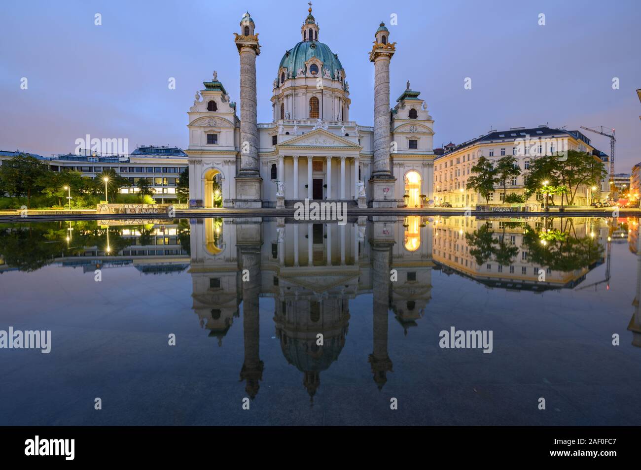 Karlskirche è considerata la chiesa barocca più importante di Vienna, nonché uno dei più grandi edifici della città Foto Stock
