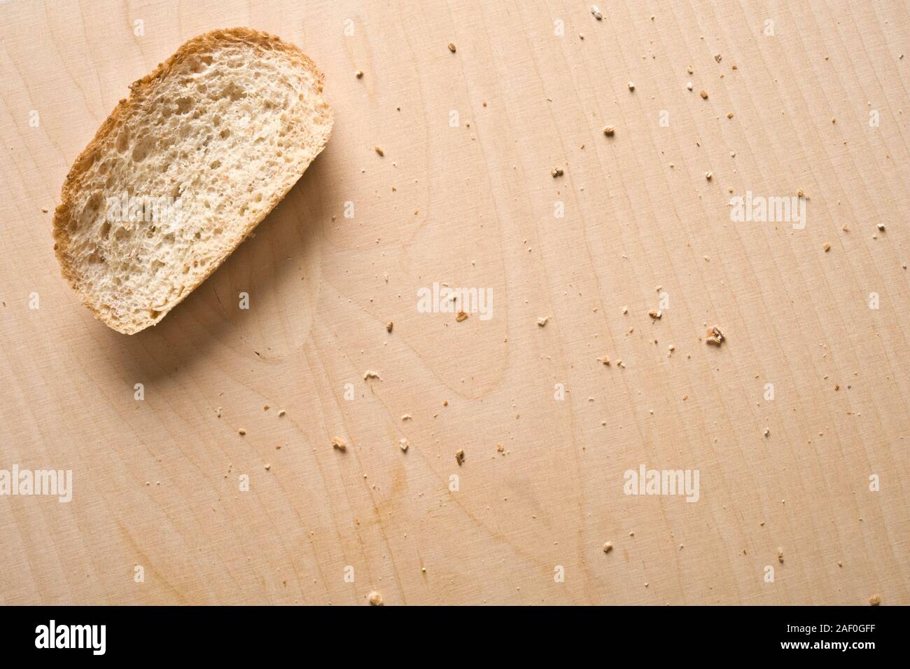 Fetta di pane sulla tavola di legno Foto Stock