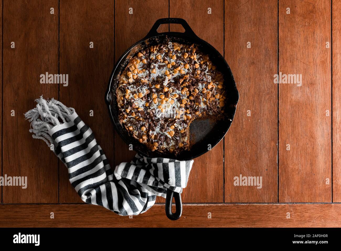Toffee cocco cookie una padella in ghisa su un tavolo da cucina Foto Stock