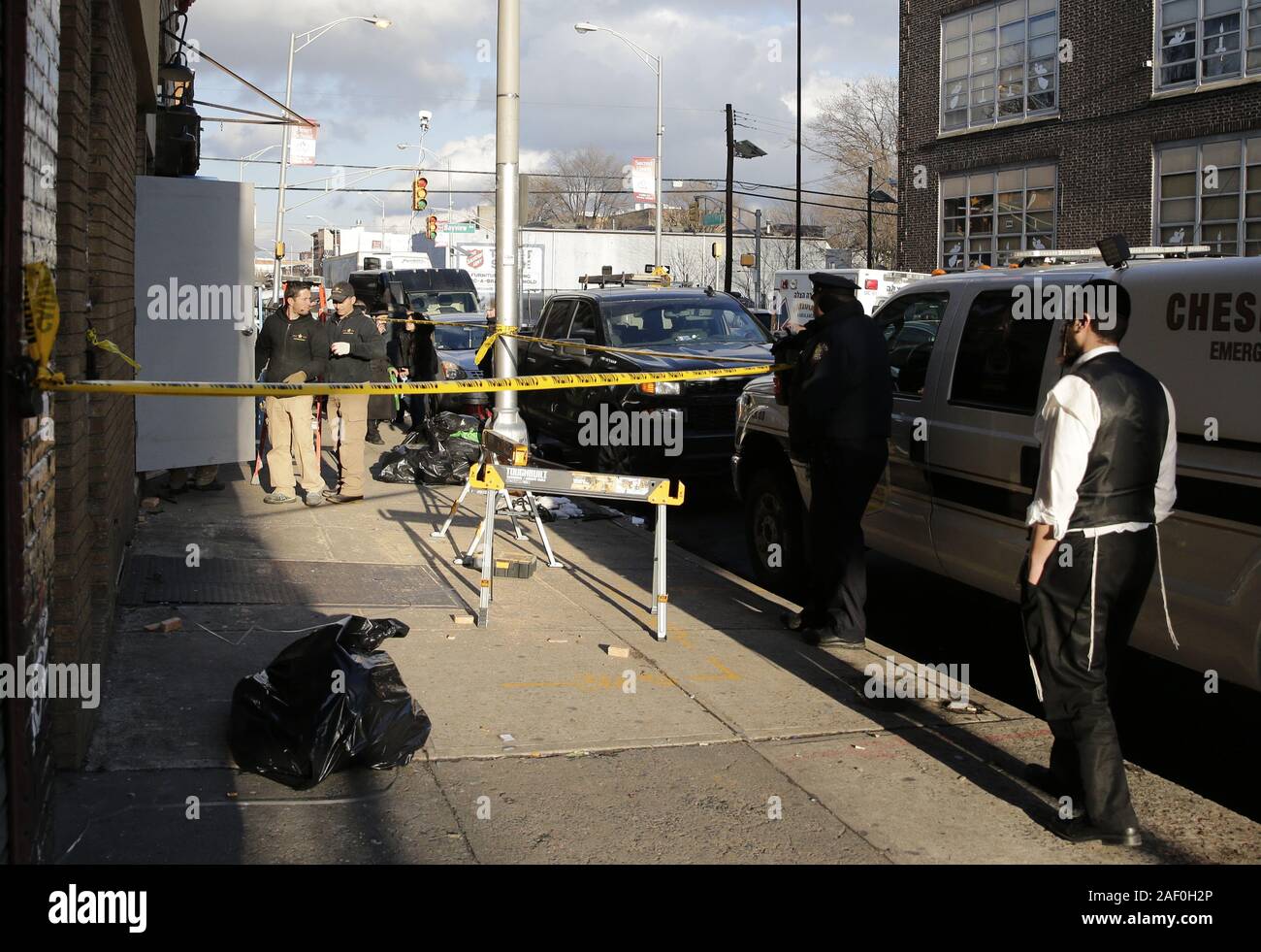 Jersey City, Stati Uniti d'America. Undicesimo Dec, 2019. Jersey City, Stati Uniti. Undicesimo Dec, 2019. Forze di polizia e dei lavoratori che circondano la scena in cui un tiro micidiale lasciato un funzionario di polizia e altri cinque morti Martedì in Jersey City il 11 dicembre 2019. Il tiro micidiale che ha lasciato un funzionario di polizia e altri cinque morti come bersaglio un mercato kosher. Un assalitore coinvolti in una prolungata firefight in Jersey City, N.J. era legato il mercoledì al nero ebraico movimento israelita, che è stato designato un gruppo di odio e aveva pubblicato anti-semita posti online. Foto di Giovanni Angelillo/UPI Credito: UPI/Alamy Live News Cre Foto Stock