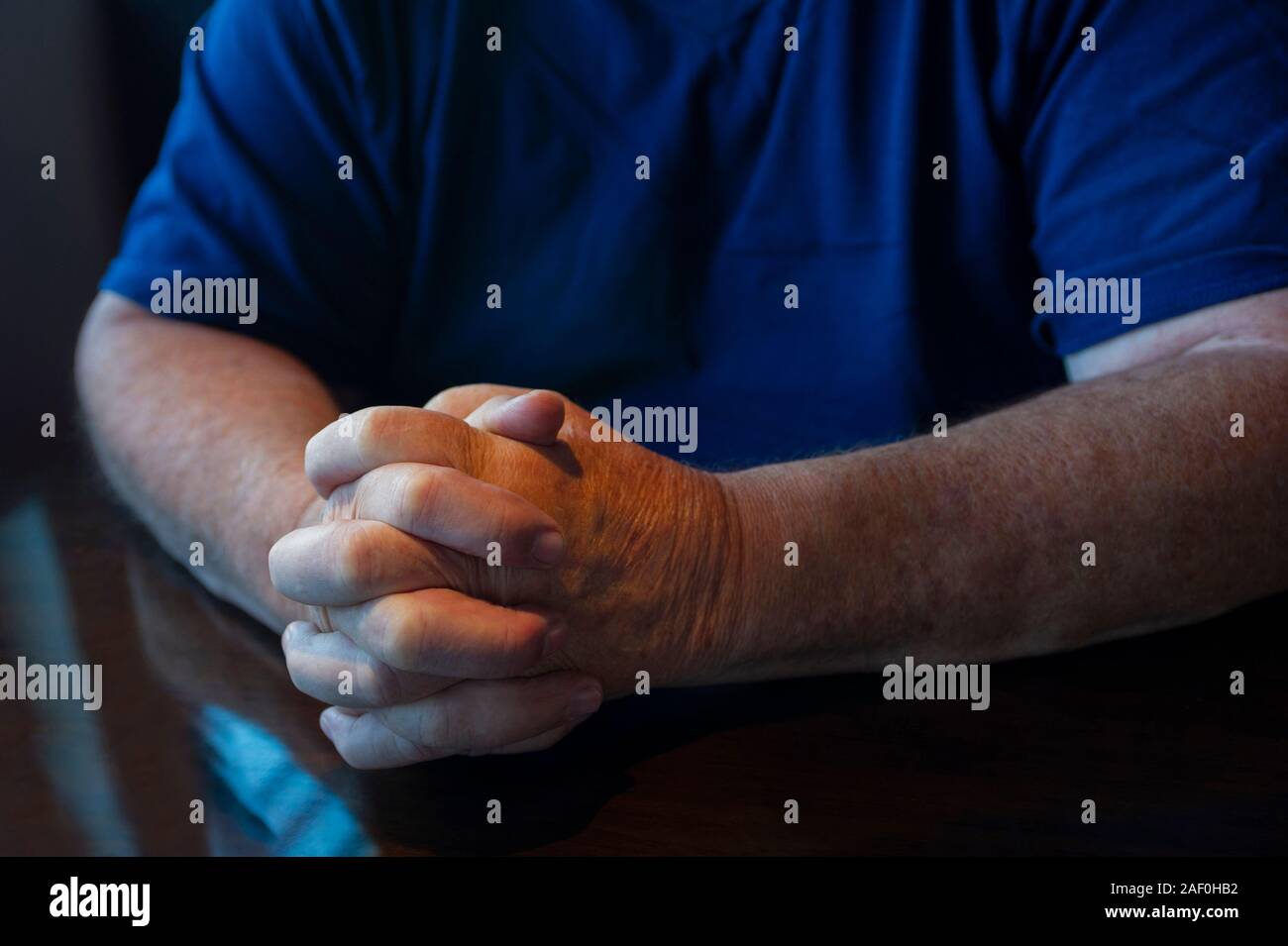 Senior uomo comunicante con gesti con le mani Foto Stock