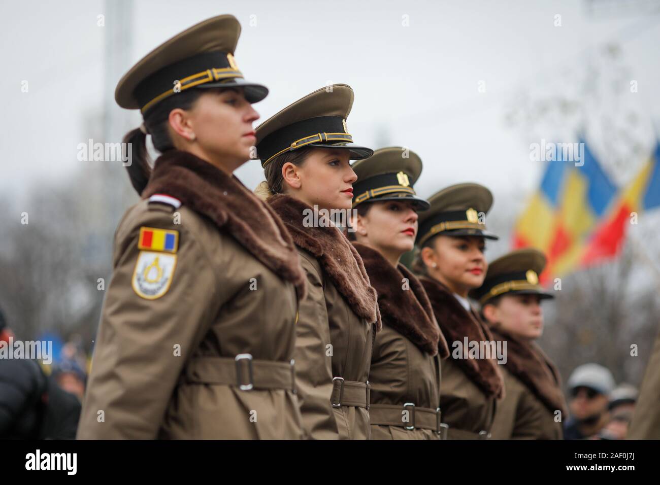 Bucarest, Romania - 01 dicembre, 2019: Femmina soldato (donna in campo militare) prende parte alla nazionale rumena giorno parata militare. Foto Stock