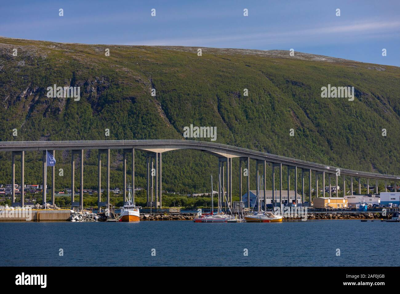 TROMSØ, Norvegia - Tromsø ponte attraversa oltre Tromsøysundet stretto. Foto Stock