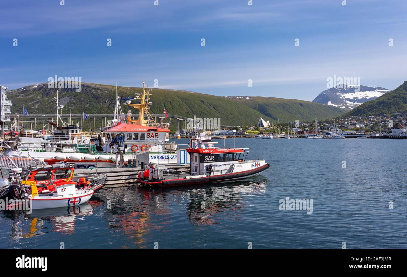 TROMSØ, Norvegia - Salvataggio barche ormeggiate in porto, azionato da Redningsselskapet, la società norvegese per il salvataggio in mare. Foto Stock