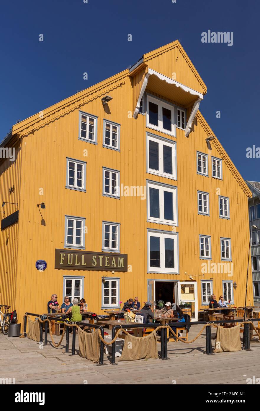 TROMSØ, Norvegia - Le persone che si godono a tutto vapore ristorante sul lungomare. Foto Stock