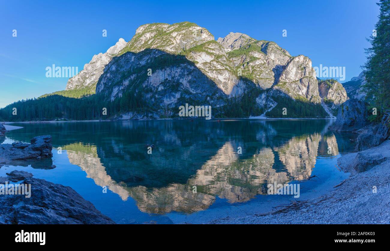 Panorama delle cime dolomitiche si riflette sul lago di Braies acque cristalline Foto Stock